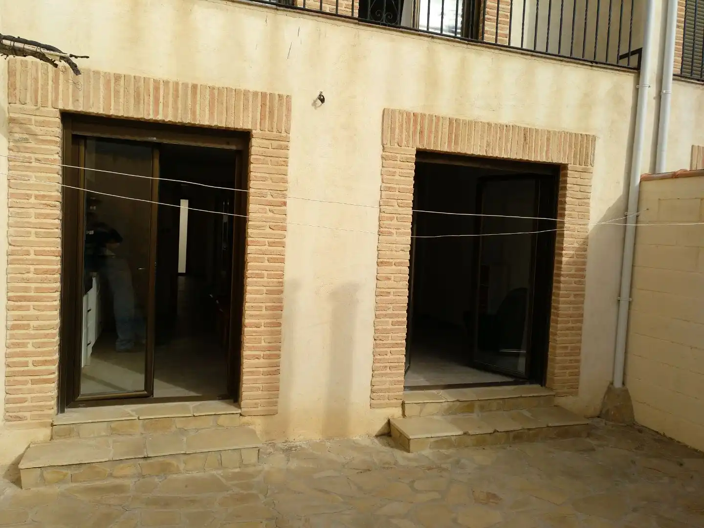 Außenansicht von Wohnung zur Miete in Lécera mit Privatgarten, Terrasse und Abstellraum