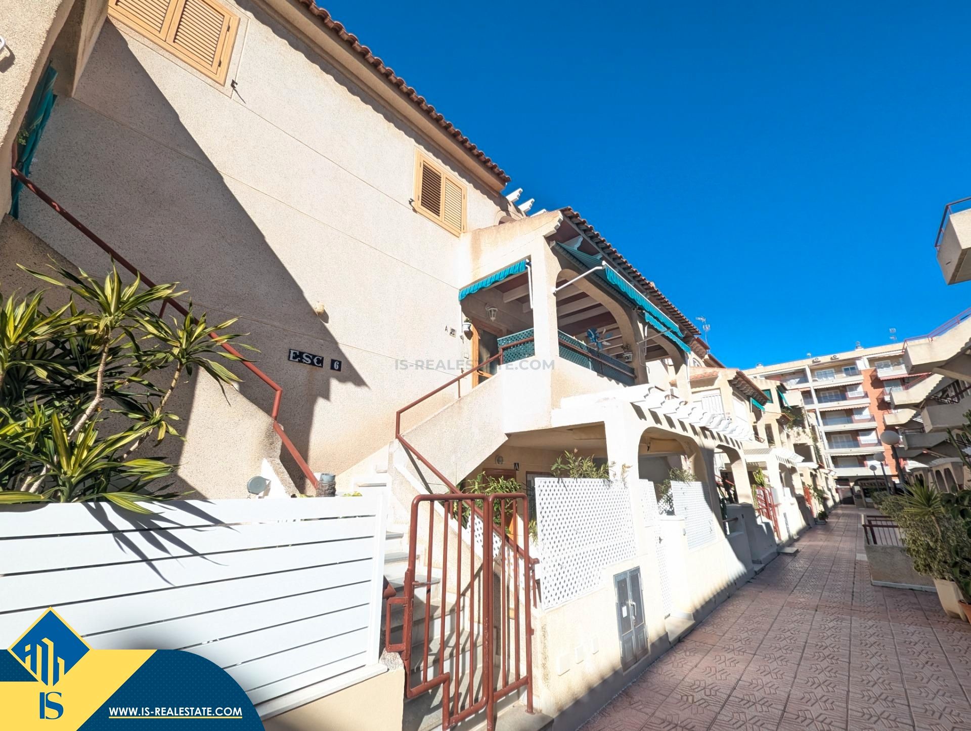 Vista exterior de Dúplex en venda en Torrevieja amb Terrassa i Moblat