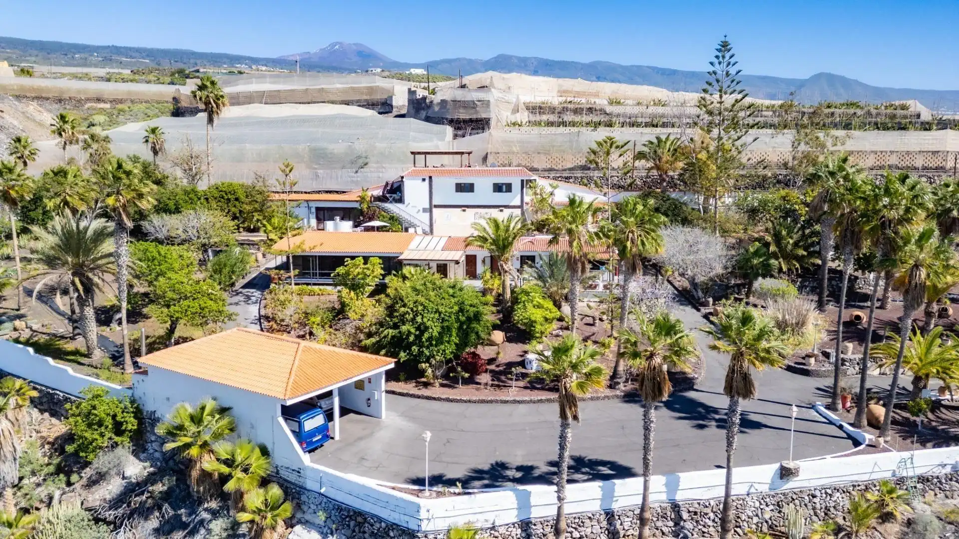 Vista exterior de Casa o xalet en venda en Guía de Isora amb Aire condicionat, Jardí privat i Terrassa