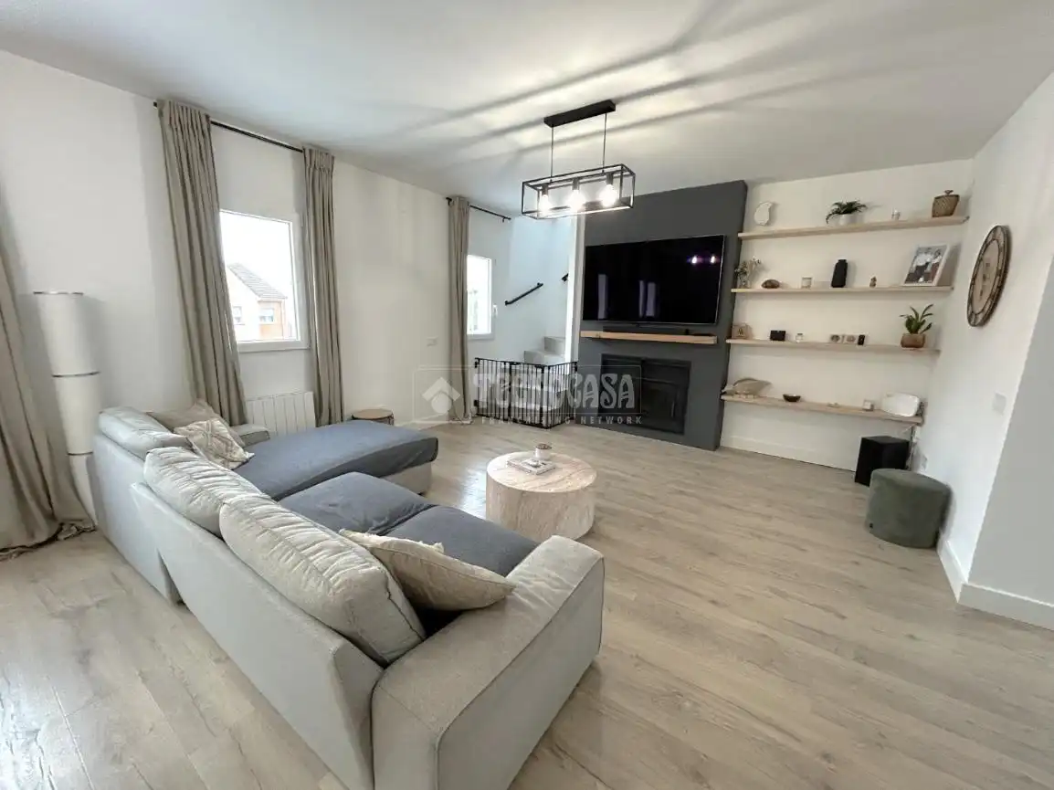 Sala de estar de Casa o chalet en venta en Villalbilla con Calefacción y Piscina
