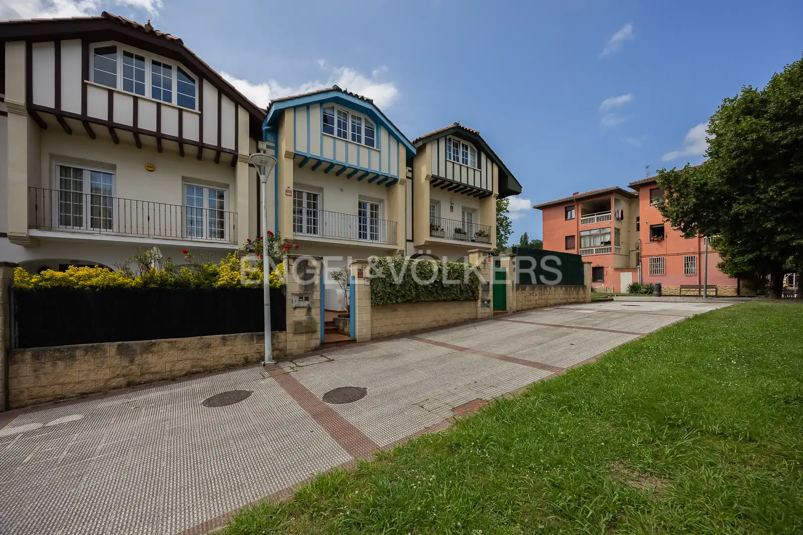 Vista exterior de Casa o chalet en venta en Loiu con Calefacción, Jardín privado y Piscina