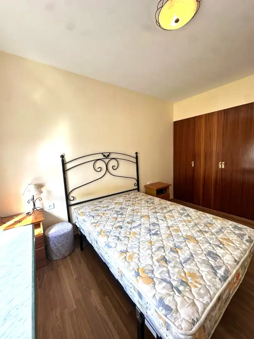 Habitación de Casa adosada en venta en Botarell con Jardín privado, Parquet y Amueblado