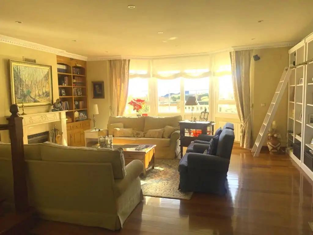 Wohnzimmer von Einfamilien-Reihenhaus zum Verkauf in Castro-Urdiales mit Heizung, Terrasse und Abstellraum