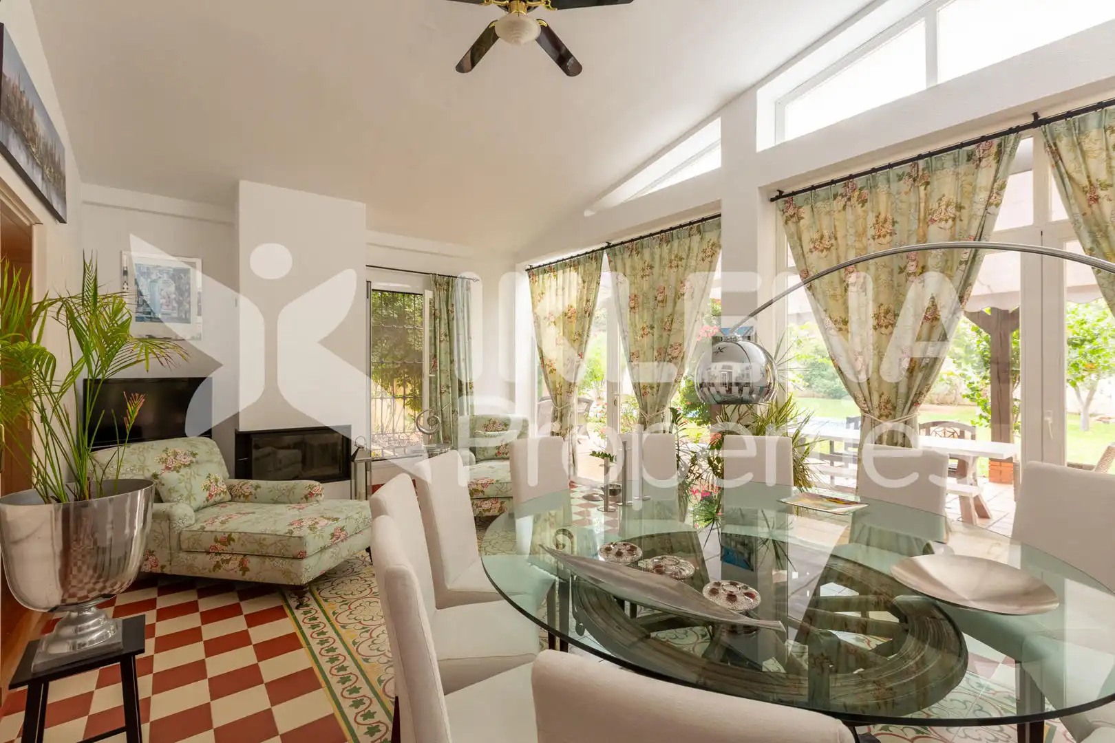 Sala d'estar de Casa o xalet en venda en Roquetas de Mar amb Aire condicionat, Jardí privat i Terrassa