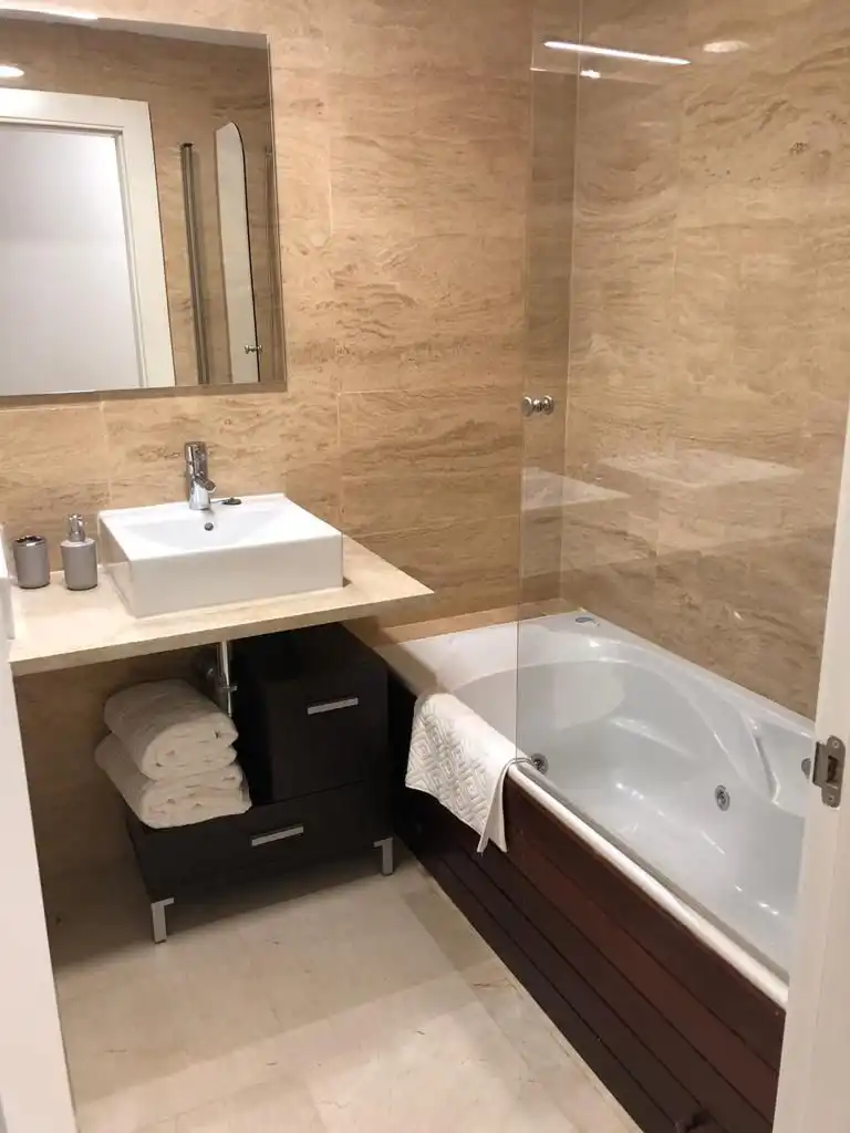 Baño de Apartamento de alquiler en Benahavís con Aire acondicionado, Calefacción y Terraza