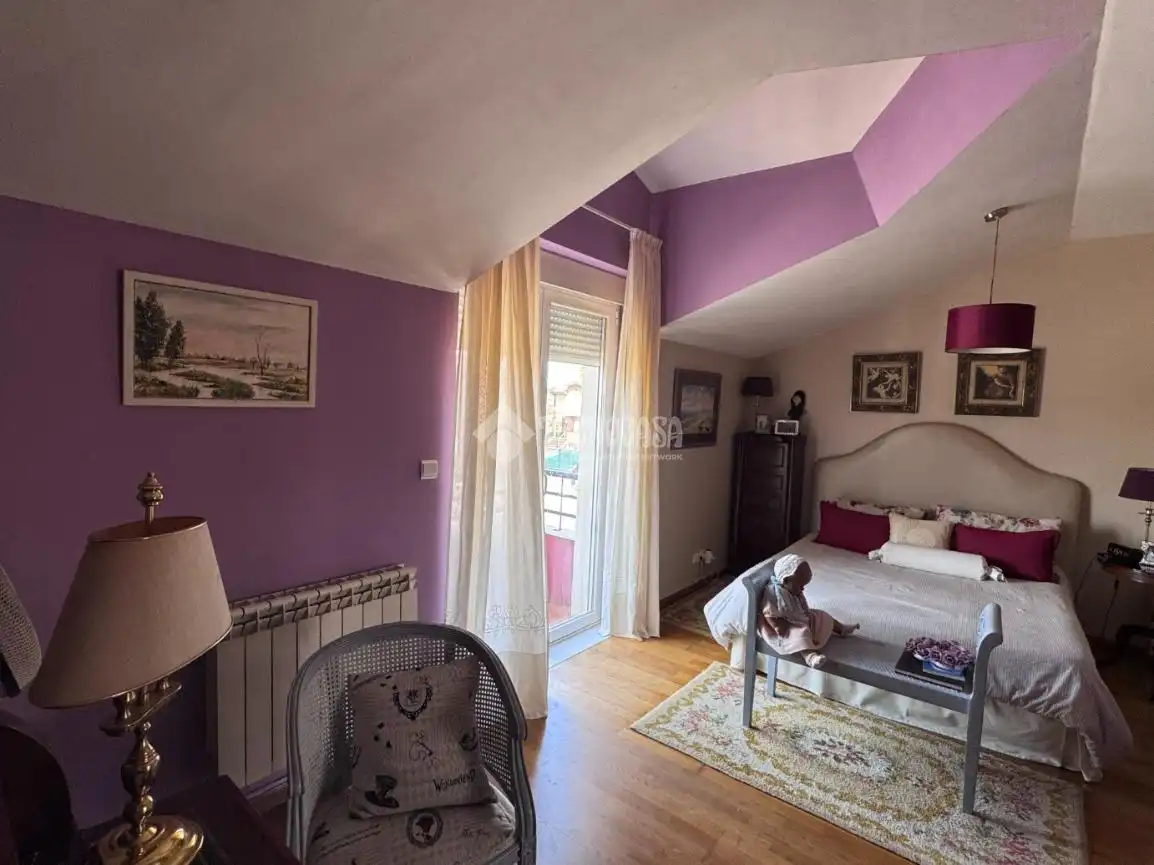 Habitación de Casa adosada en venta en Valdefresno con Calefacción, Parquet y Piscina comunitaria