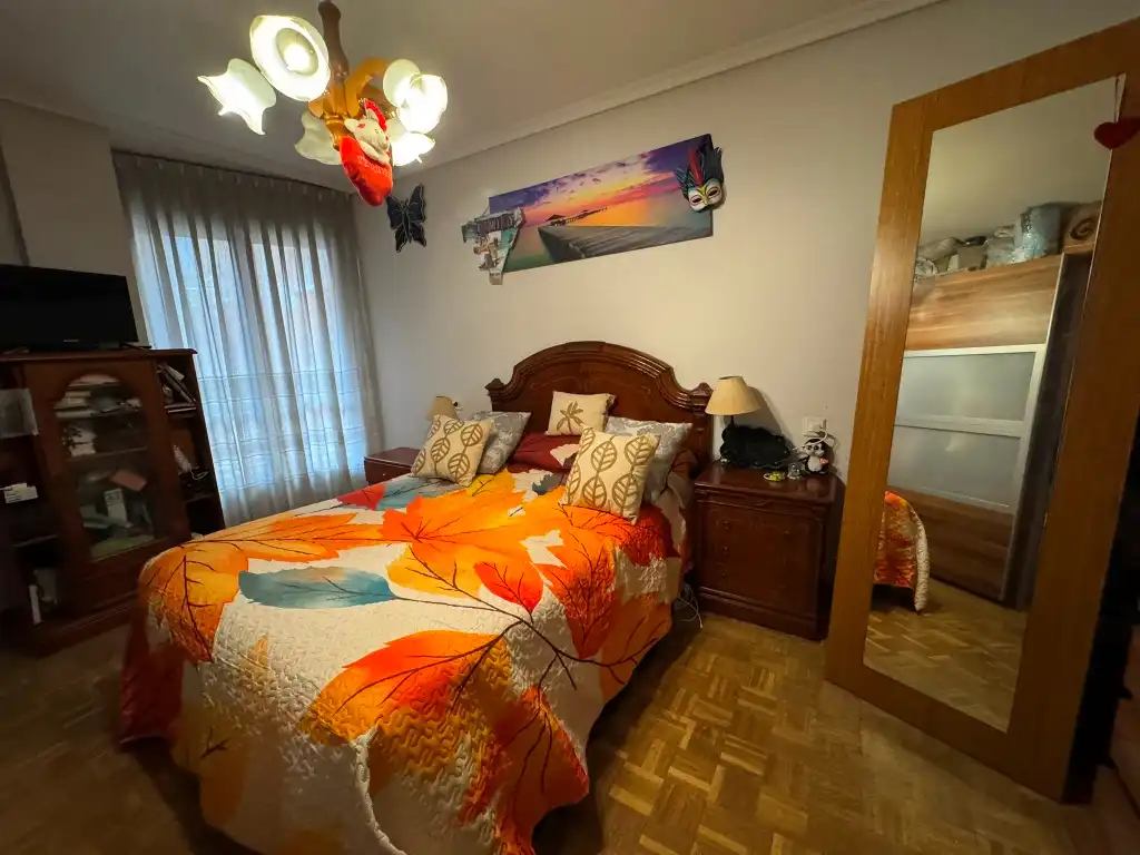Dormitori de Pis en venda en Gijón  amb Calefacció, Parquet i Traster