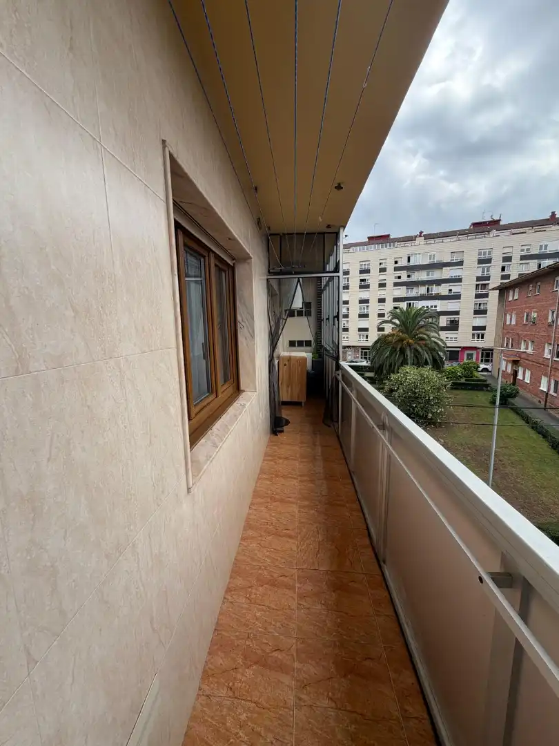 Terrassa de Pis en venda en Gijón  amb Parquet, Terrassa i Moblat
