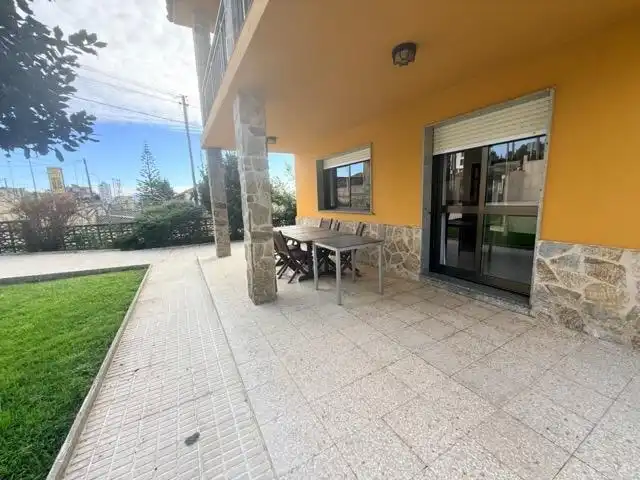 Vista exterior de Casa o xalet en venda en Sanxenxo amb Jardí privat, Terrassa i Moblat