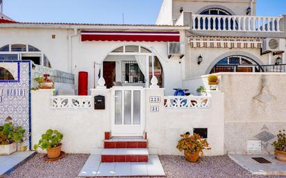 Vista exterior de Casa adosada en venda en Torrevieja amb Aire condicionat, Jardí privat i Terrassa