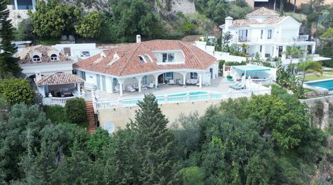 Impresionante villa clásica con vistas panorámicas al mar en La Quinta, el enclave más prestigioso de Marbella.