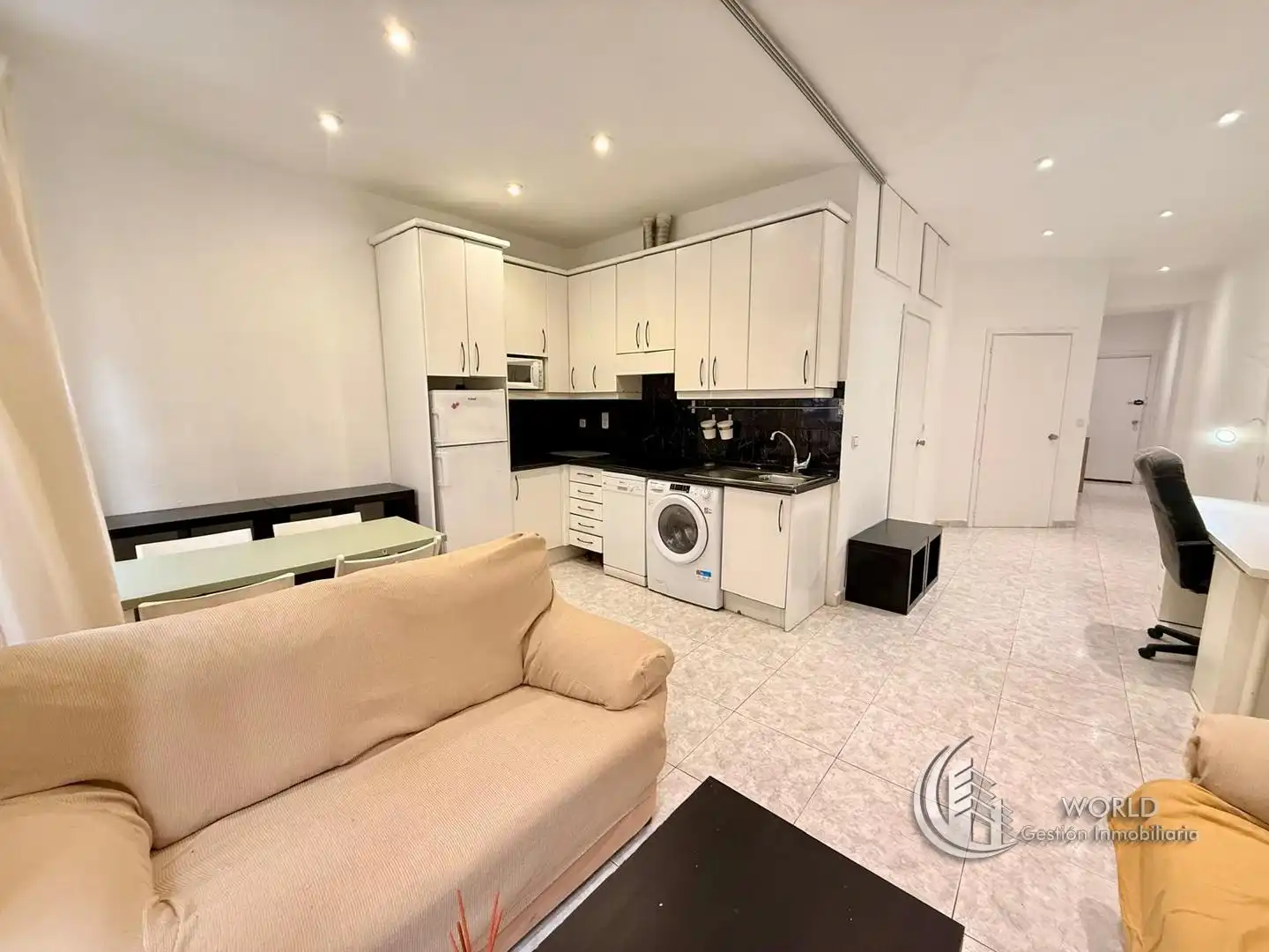 Cocina de Apartamento de alquiler en  Madrid Capital con Calefacción, Amueblado y Horno