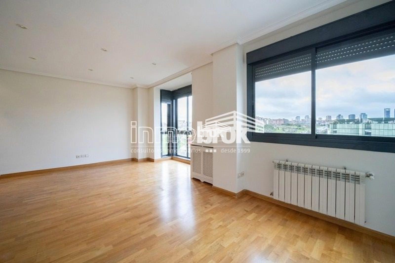 Sala de estar de Piso de alquiler en  Madrid Capital con Aire acondicionado, Trastero y Piscina