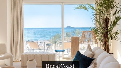 Elegante piso en 1ra línea de playa en Benidorm. 2 habitaciones. 2 baños. Piscina infinity y espectaculares vistas al mar
