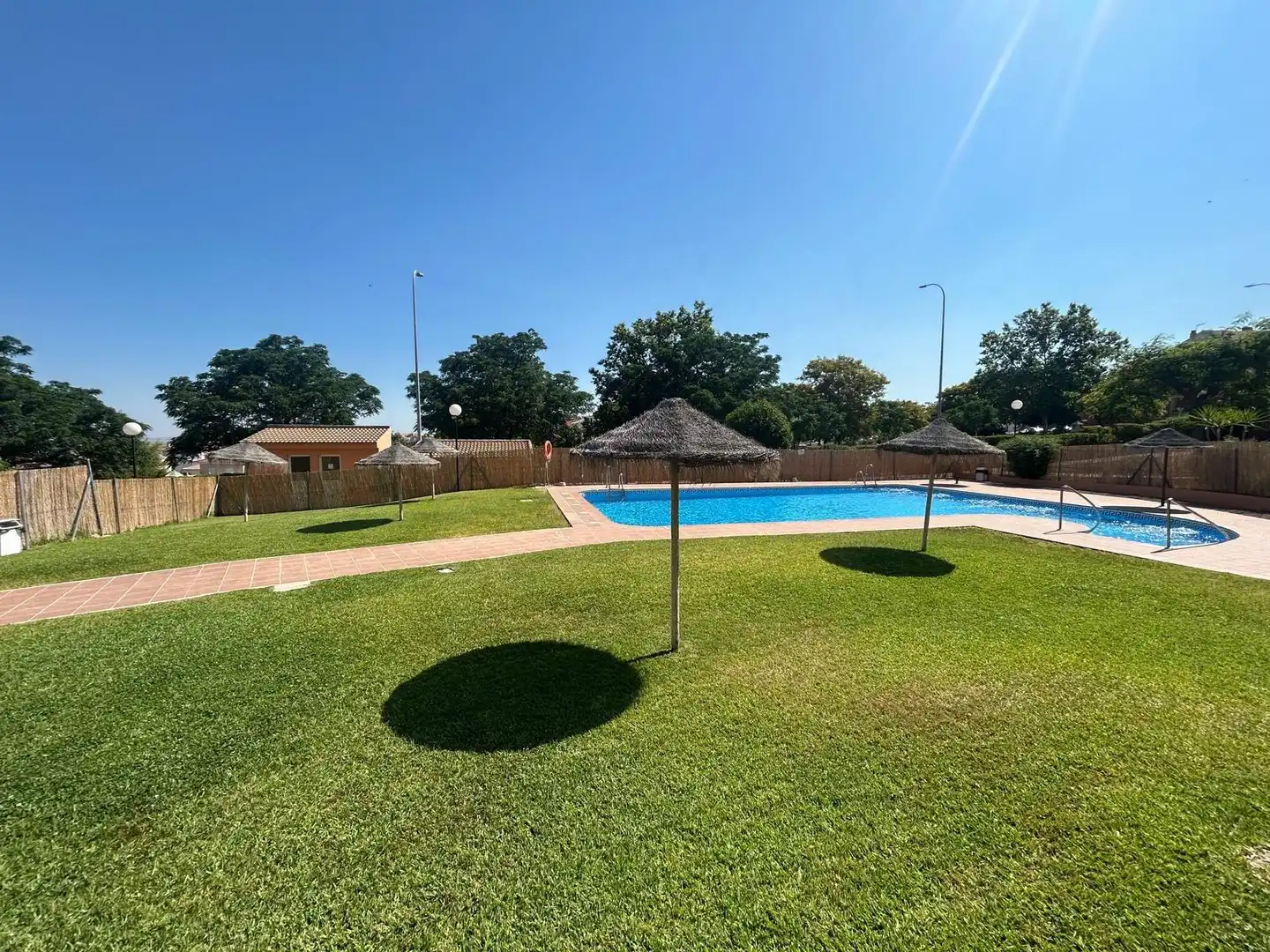 Piscina de Casa adosada en venta en Antequera con Aire acondicionado, Calefacción y Jardín privado