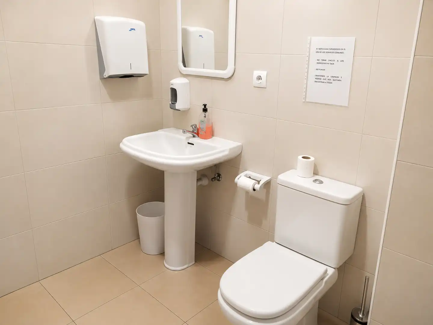 Baño de Oficina de alquiler en Santander