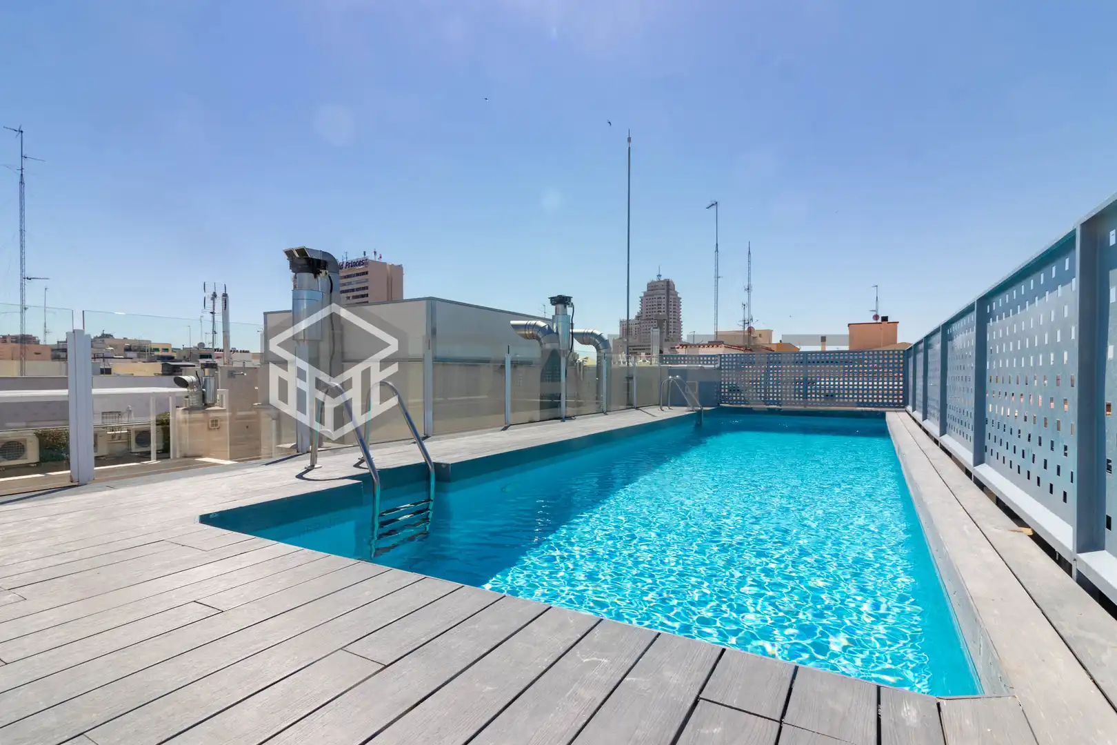 Schwimmbecken von Wohnung zum Verkauf in Madrid mit Klimaanlage, Heizung und Privatgarten