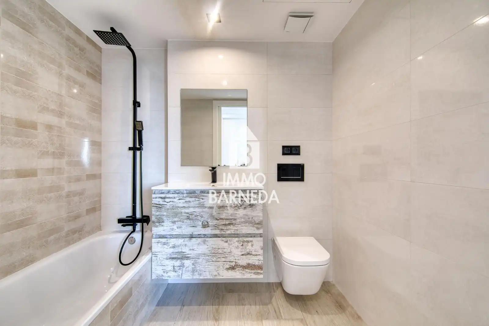 Badezimmer von Haus oder Chalet zum Verkauf in Palau-saverdera mit Klimaanlage, Heizung und Privatgarten