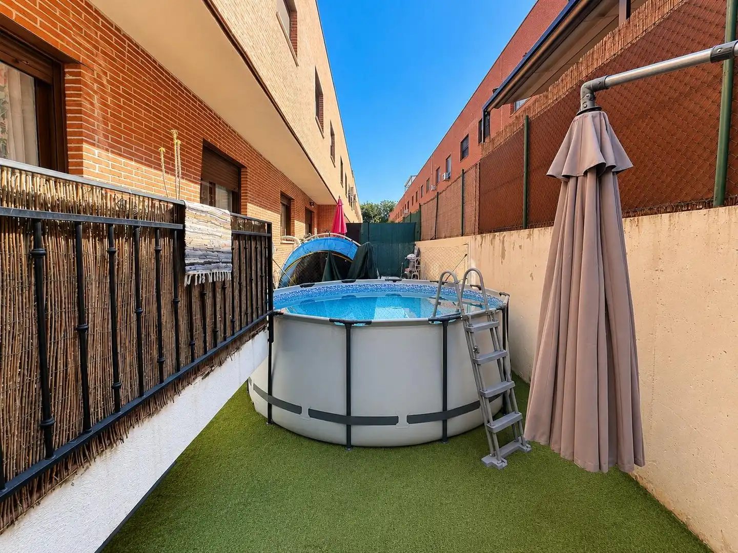 Piscina de Casa adosada en venta en Valdemoro con Calefacción, Jardín privado y Terraza