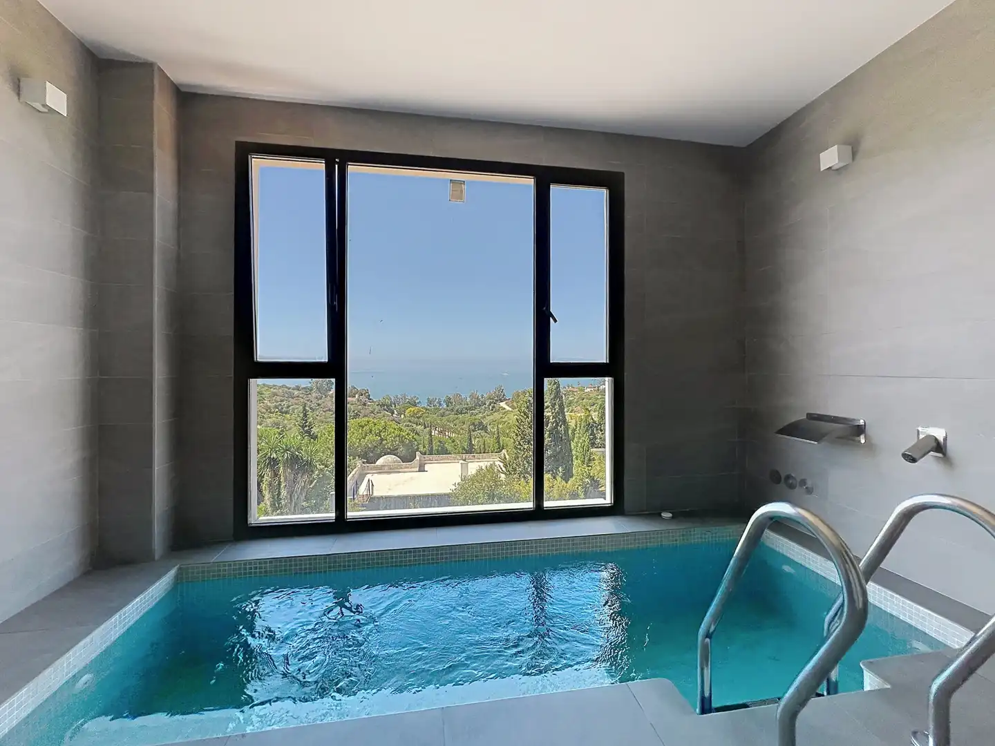 Schwimmbecken von Einfamilien-Reihenhaus zum Verkauf in Manilva mit Klimaanlage, Terrasse und Abstellraum