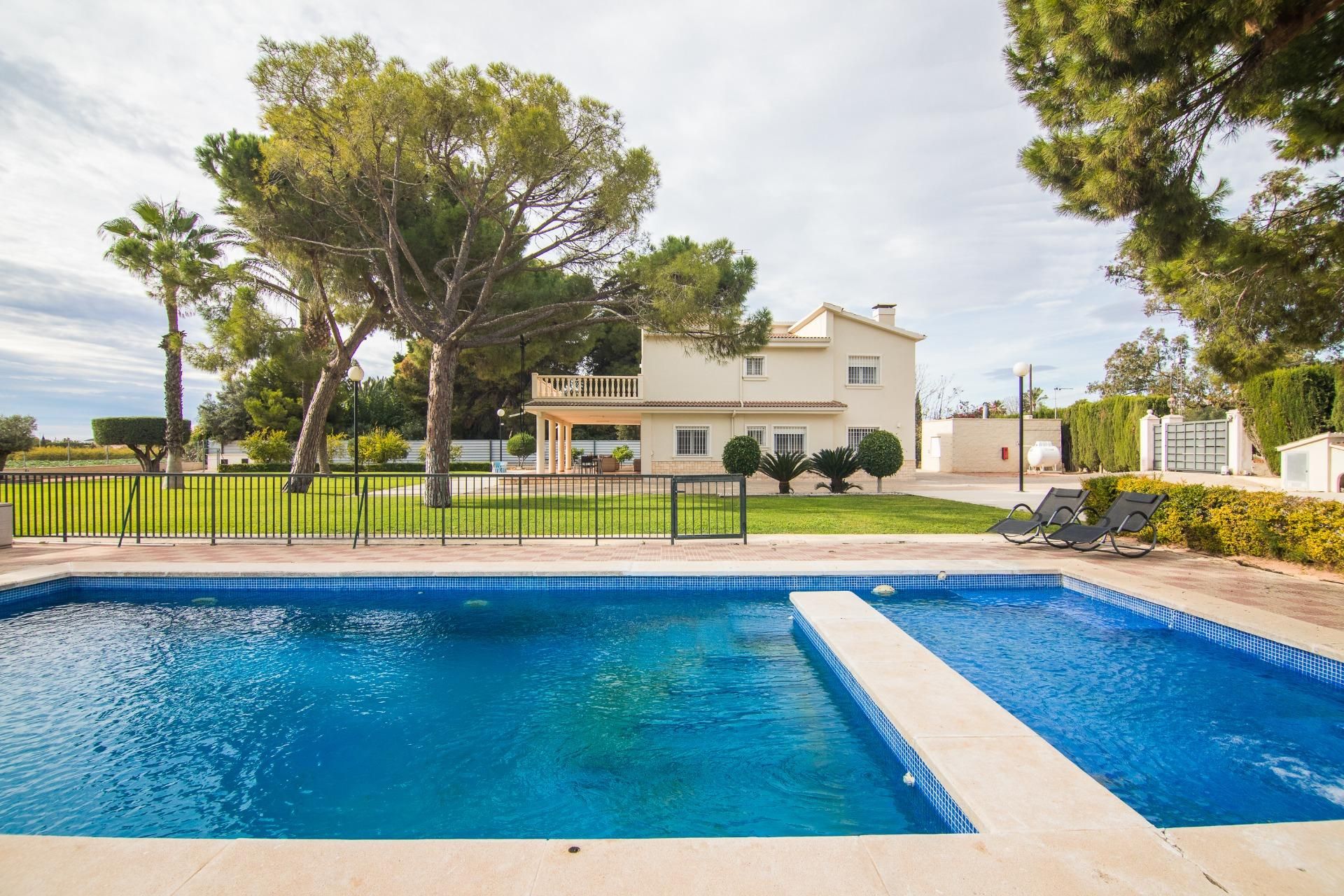 Piscina de Casa o xalet en venda en Elche / Elx amb Aire condicionat, Jardí privat i Piscina