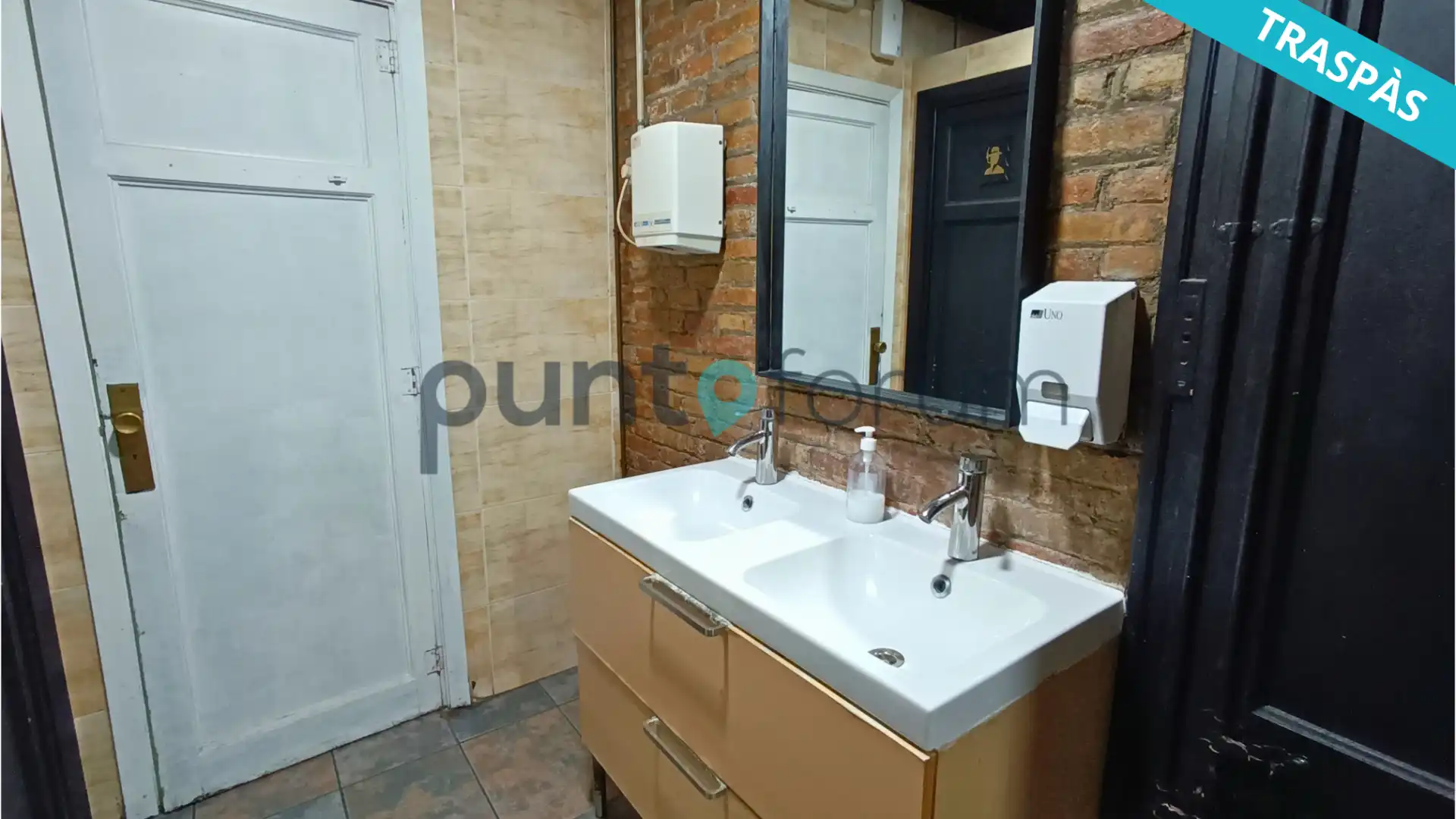 Baño de Local en traspaso en Barcelona con Aire acondicionado, Calefacción y Terraza