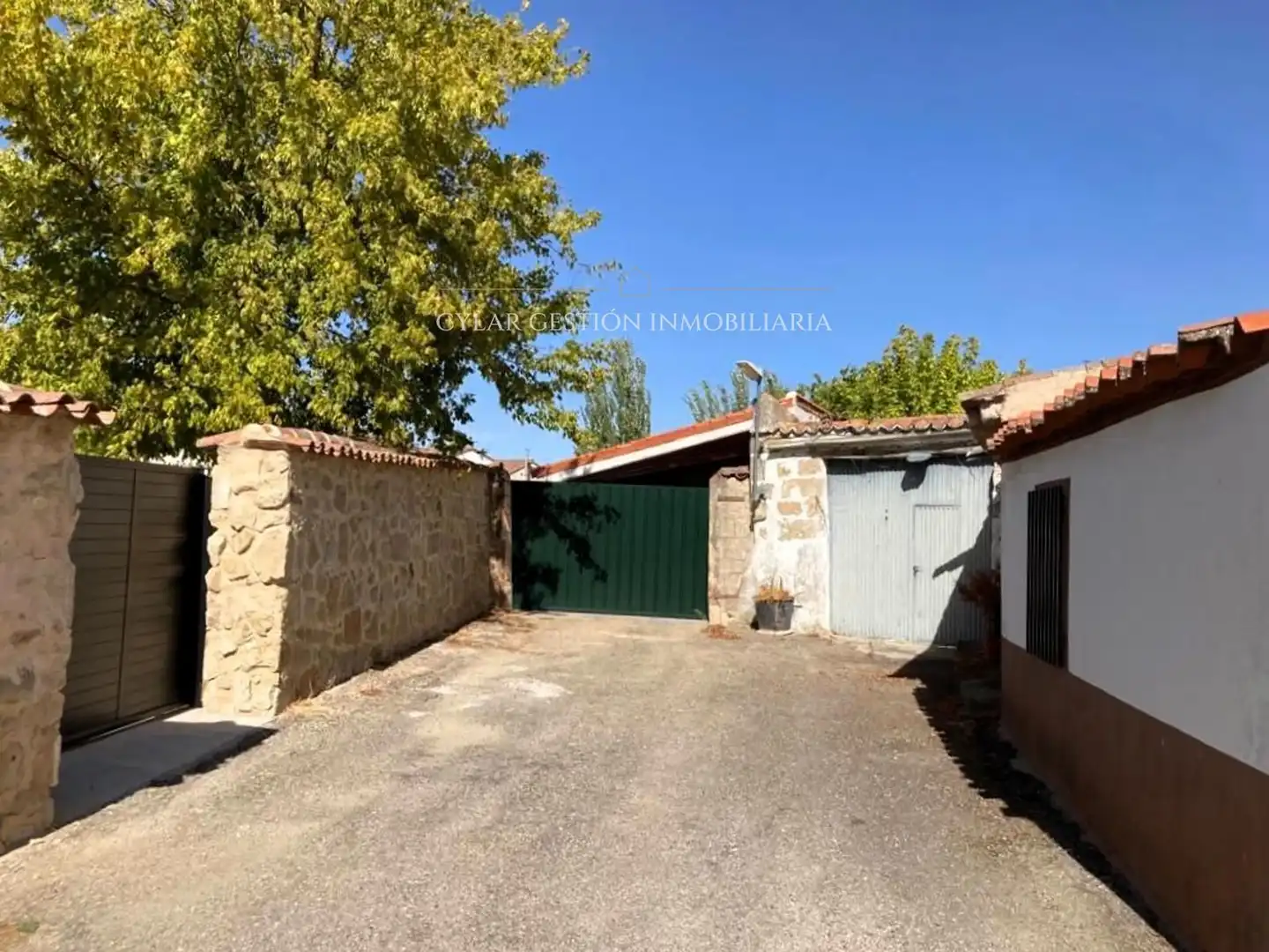 Vista exterior de Casa o chalet en venta en Monterrubio de Armuña con Terraza, Trastero y Piscina