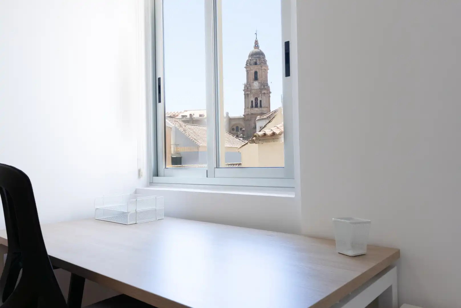 Schlafzimmer von Büro zur Miete in Málaga mit Klimaanlage, Heizung und Möbliert