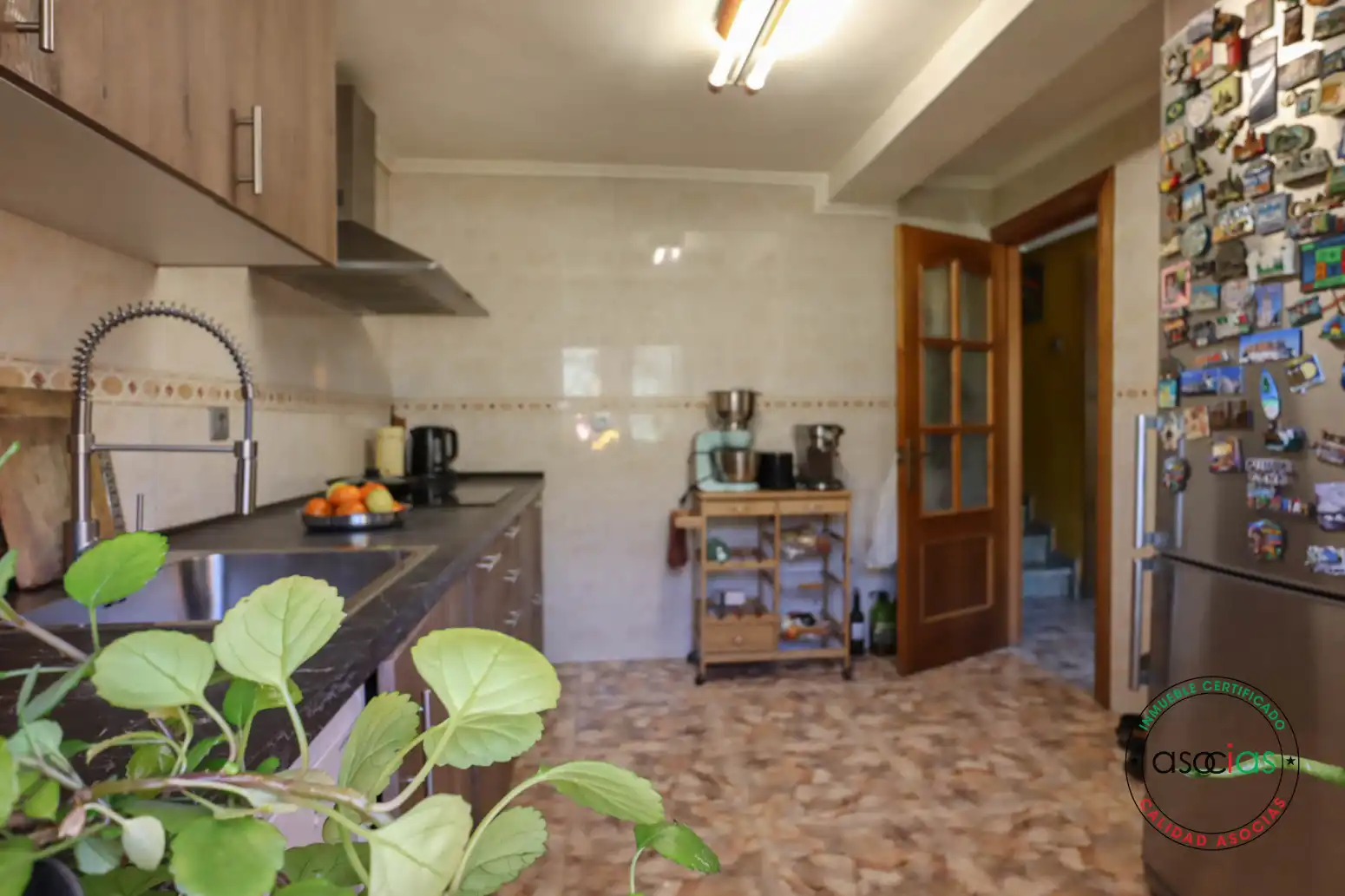 Cuina de Casa o xalet en venda en Oviedo  amb Calefacció, Jardí privat i Parquet
