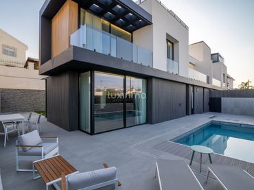 Casa aparellada amb balcó en venda a L'Albir