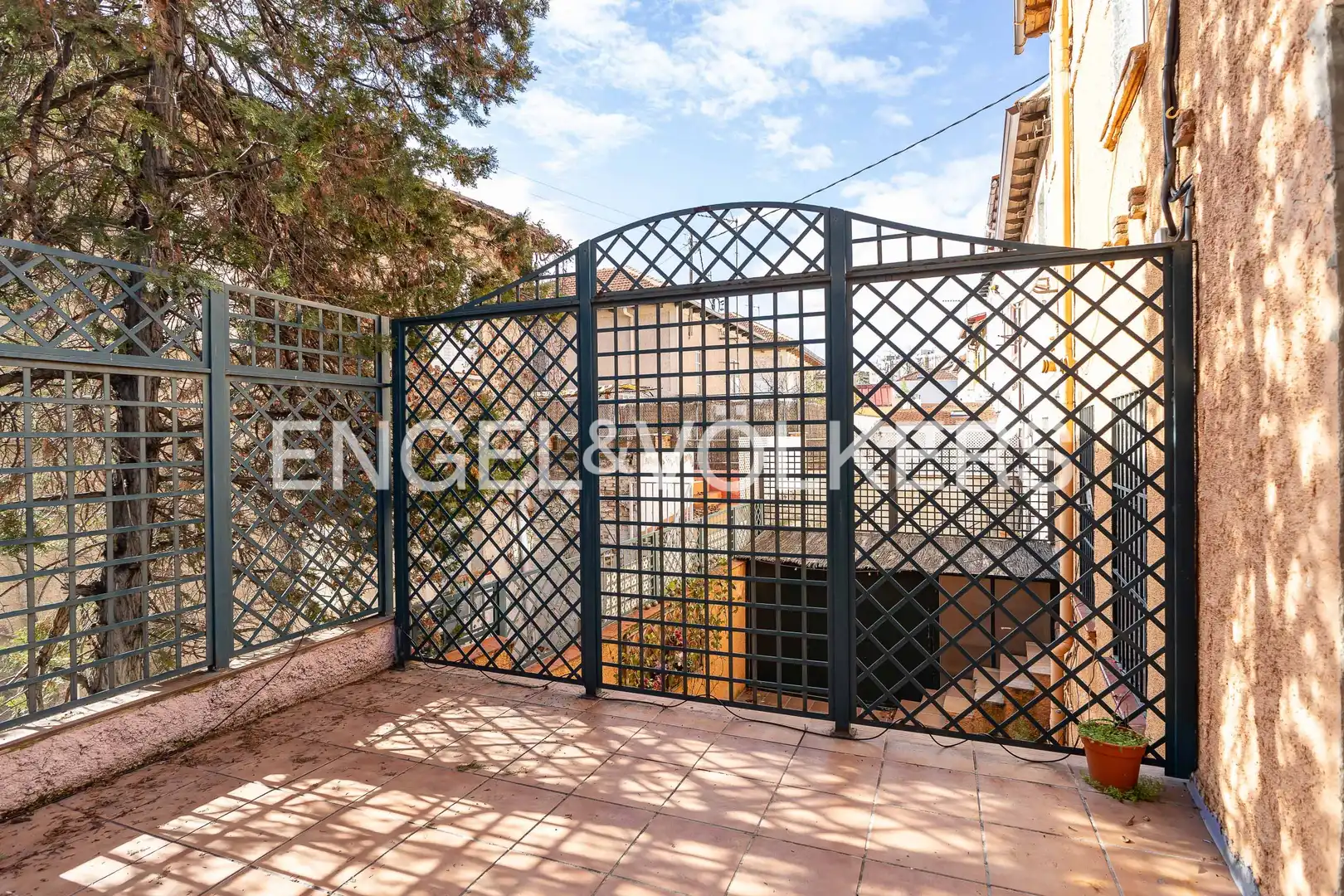 Terrasse von Einfamilien-Reihenhaus zum Verkauf in Madrid mit Klimaanlage, Heizung und Privatgarten