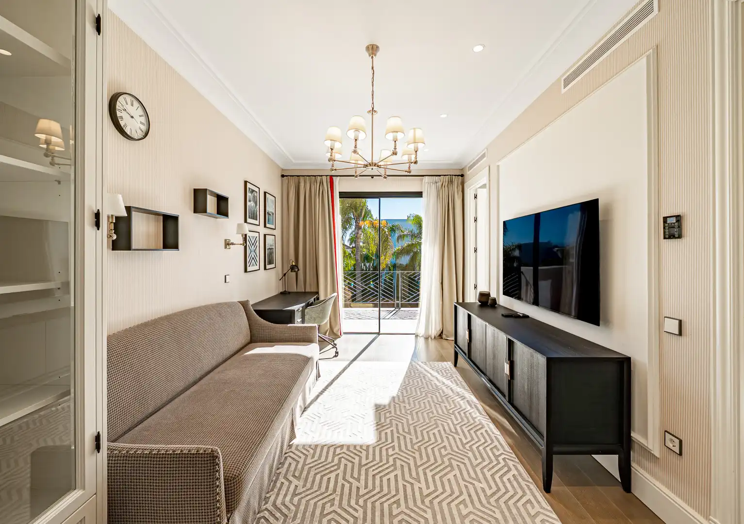 Sala d'estar de Casa o xalet en venda en Benahavís amb Aire condicionat, Jardí privat i Terrassa