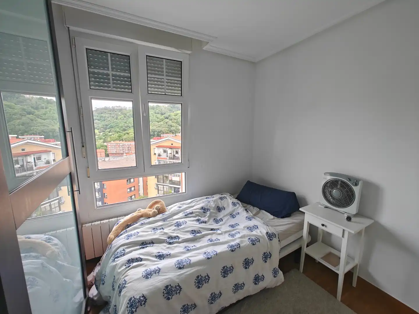 Dormitori de Casa adosada en venda en Bilbao  amb Calefacció, Terrassa i Moblat