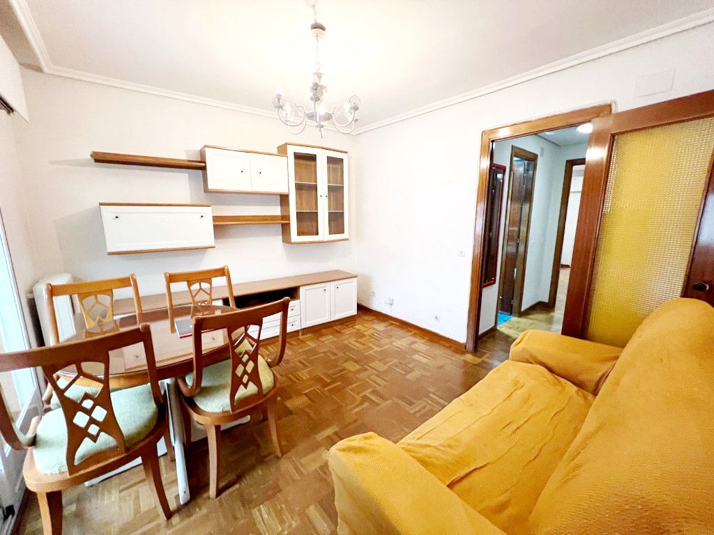 Sala d'estar de Pis en venda en  Madrid Capital amb Calefacció, Parquet i Terrassa