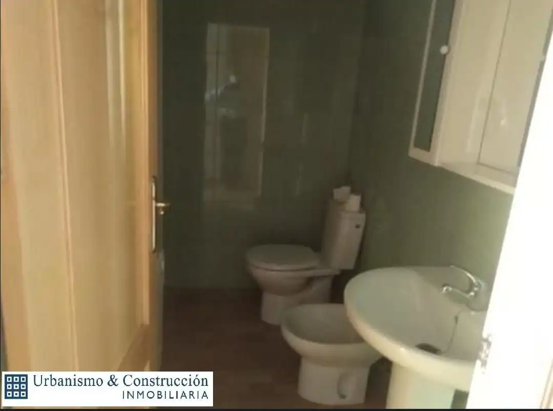 Badezimmer von Einfamilien-Reihenhaus zum Verkauf in Piedrabuena mit Klimaanlage, Parkett und Terrasse