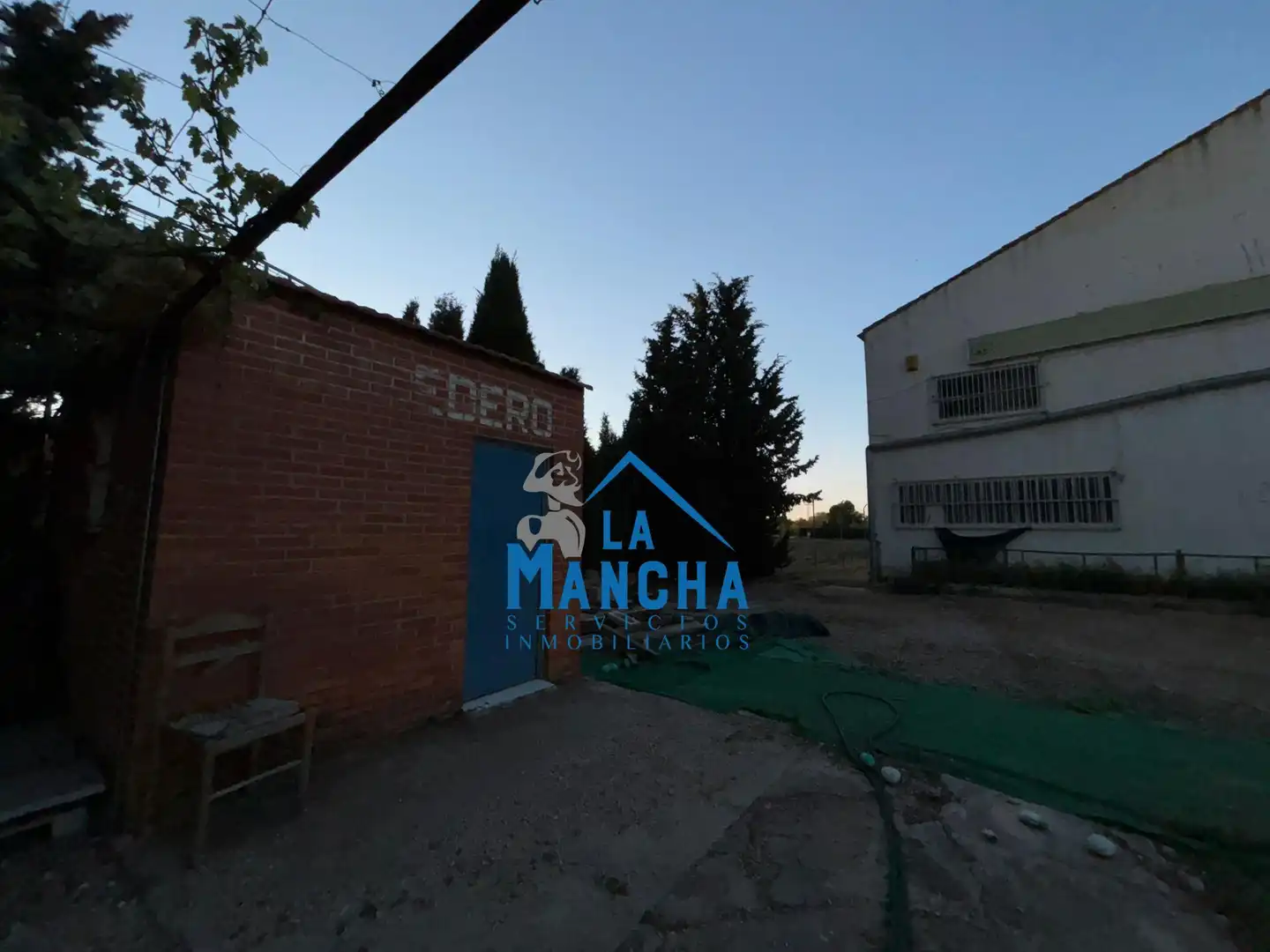 Außenansicht von Fabrikhallen zum Verkauf in Albacete