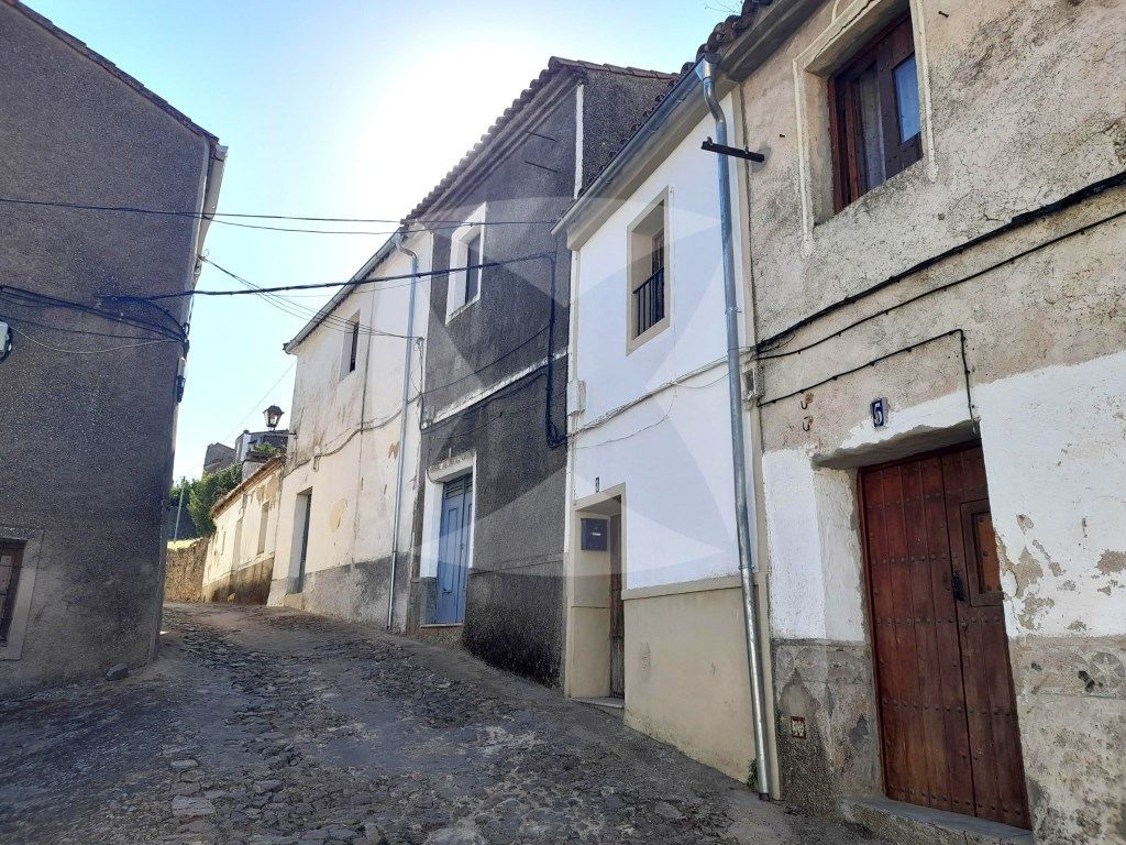 Vista exterior de Casa o xalet en venda en Alburquerque amb Jardí privat