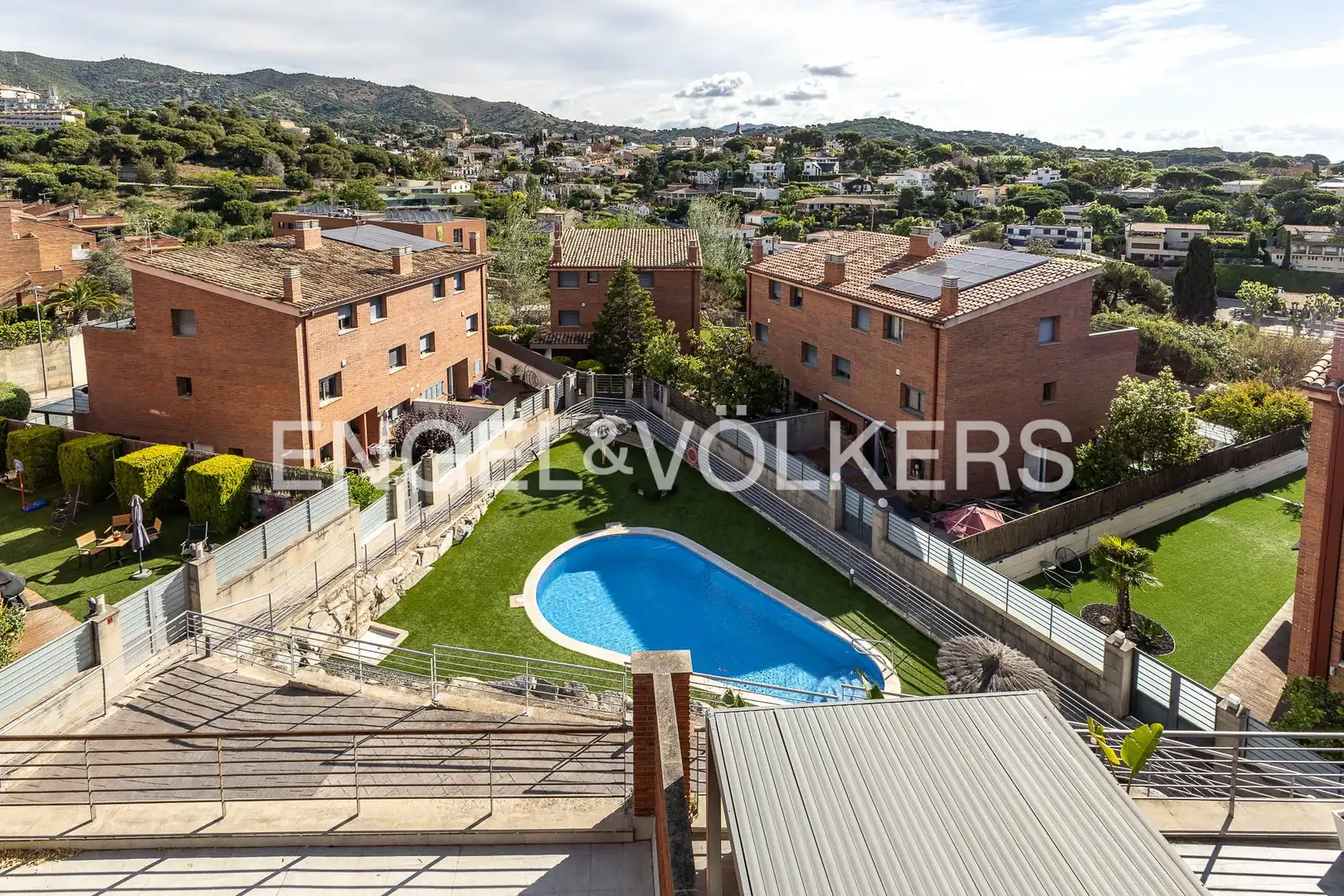 Piscina de Casa adosada de alquiler en Tiana con Aire acondicionado, Calefacción y Jardín privado
