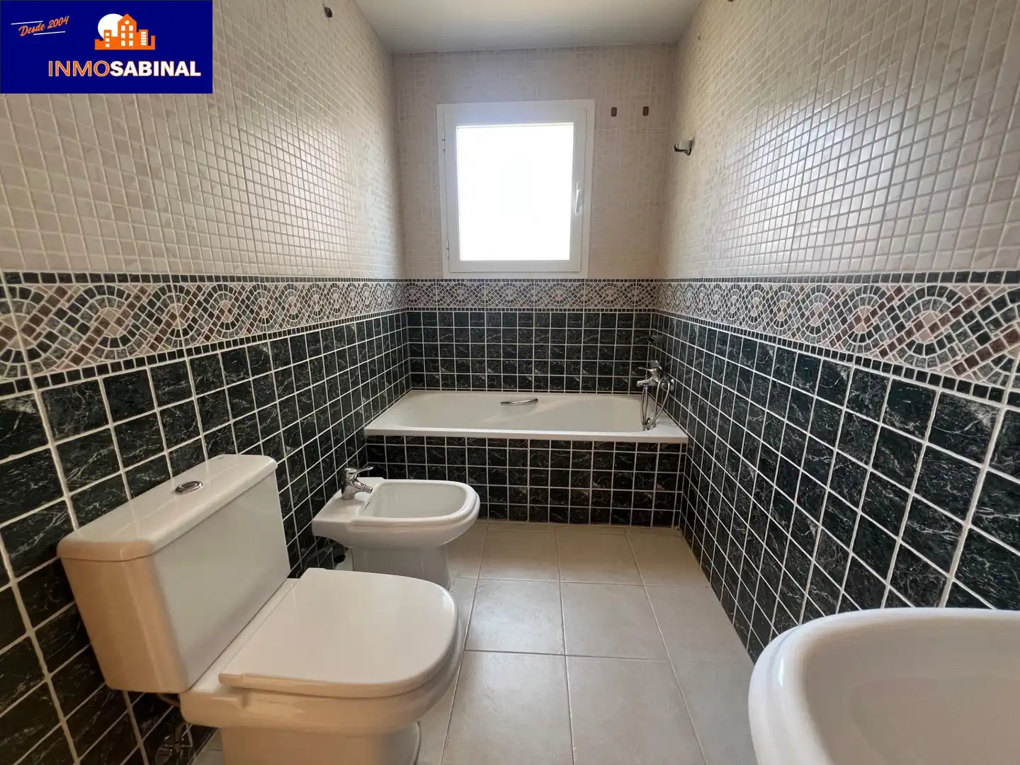 Baño de Casa adosada de alquiler en Roquetas de Mar con Aire acondicionado, Terraza y Piscina comunitaria
