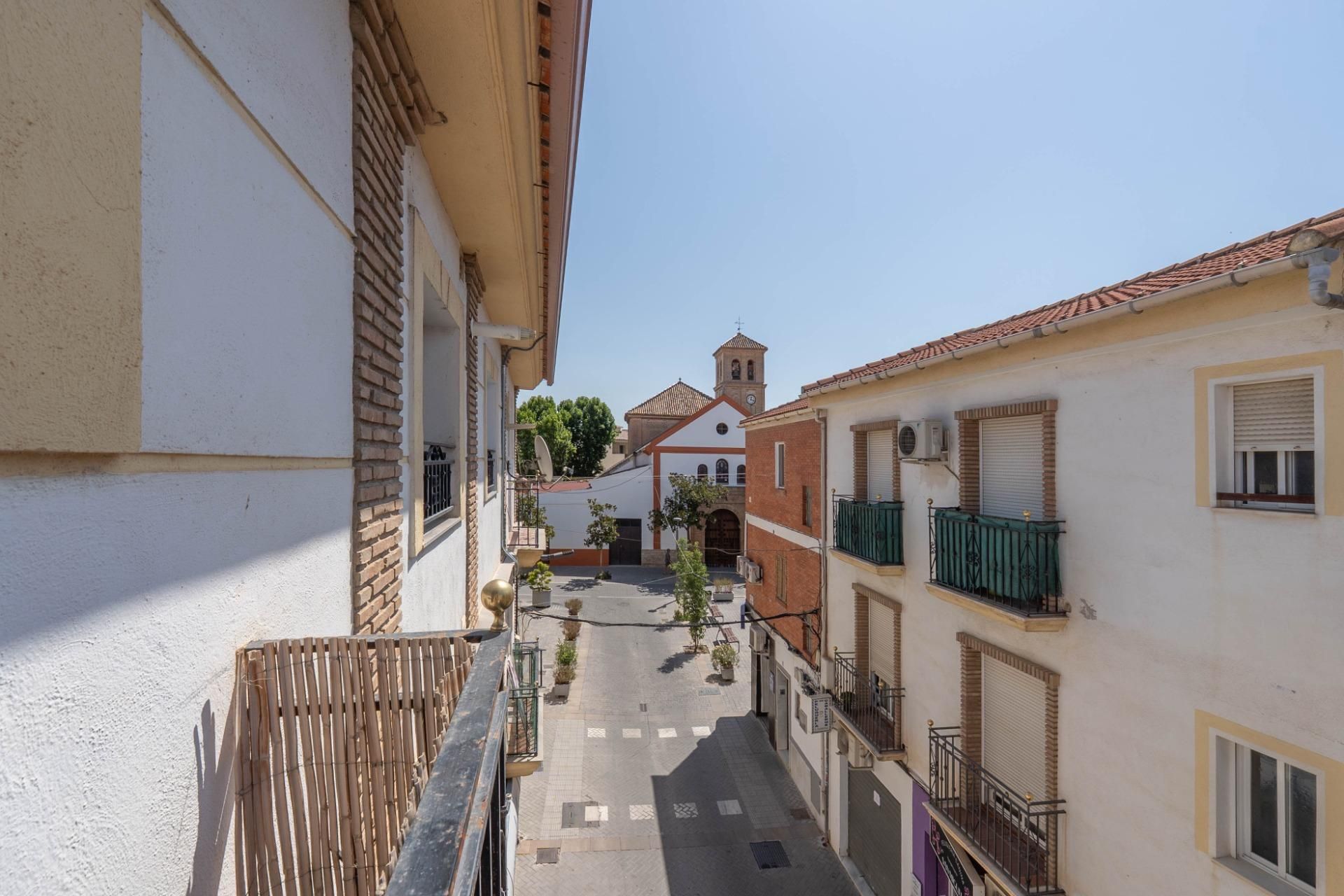 Vista exterior de Pis en venda en Cúllar Vega amb Balcó