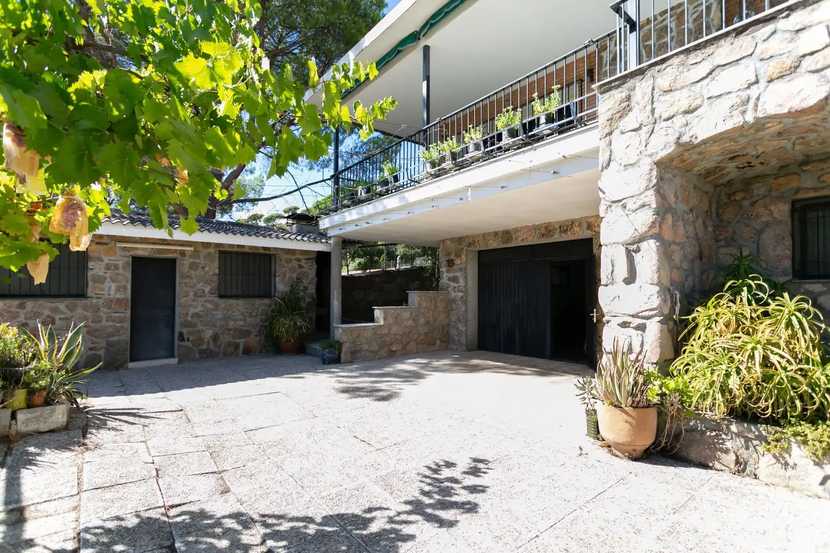 Vista exterior de Casa o xalet en venda en Valdemaqueda amb Jardí privat i Traster