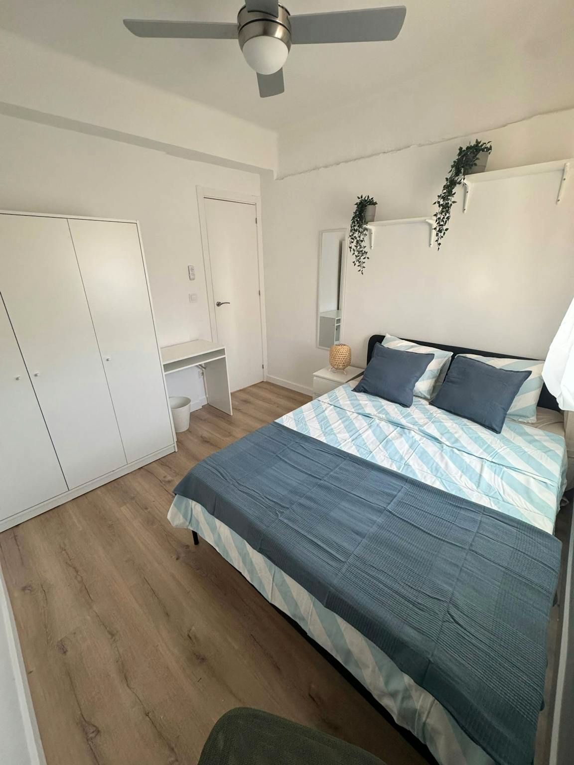 Bedroom of Flat to share in  Valencia Capital  with Washing machine