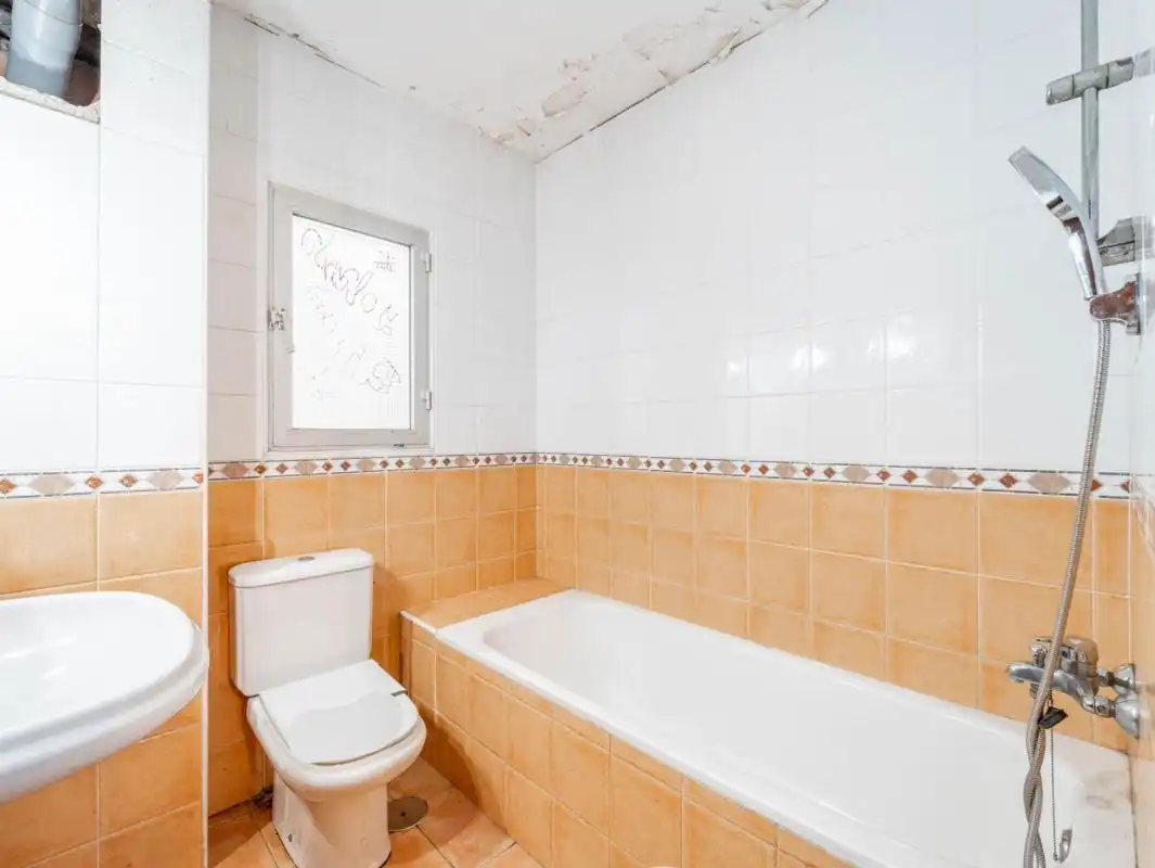 Baño de Piso en venta en Málaga con Calefacción, Terraza y Balcón