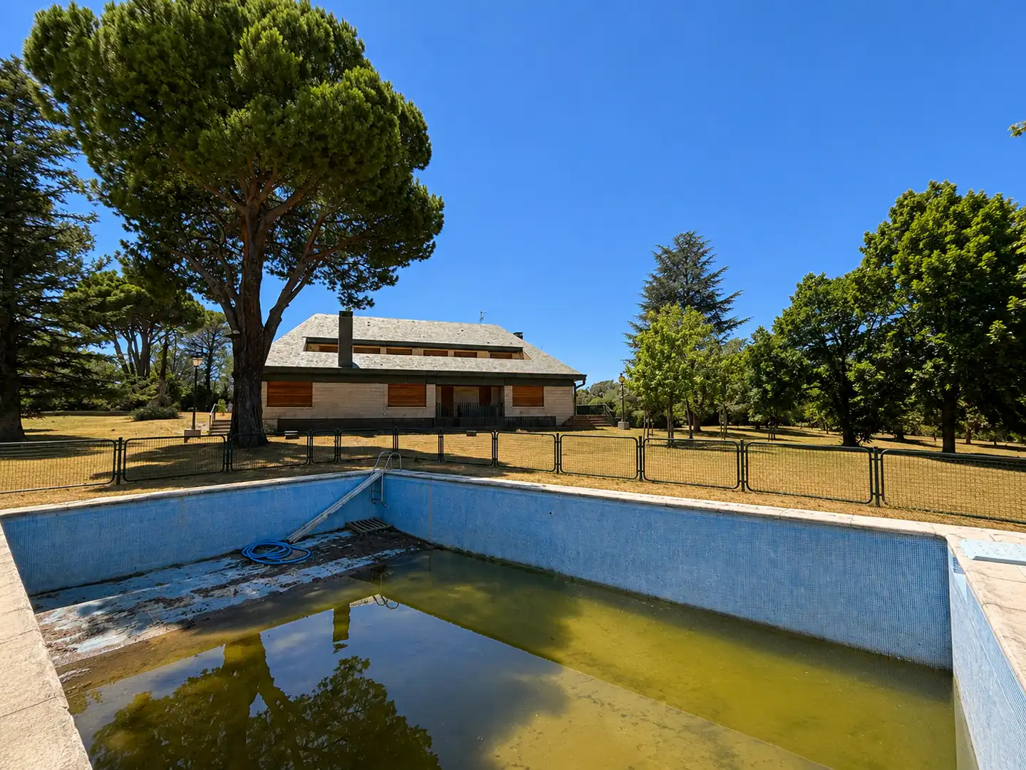 Villa mit Pool zum Verkauf in Urbanización Este - Montepríncipe, imagen 3