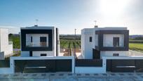 Vista exterior de Casa o xalet en venda en Castilblanco de los Arroyos amb Jardí privat, Terrassa i Piscina