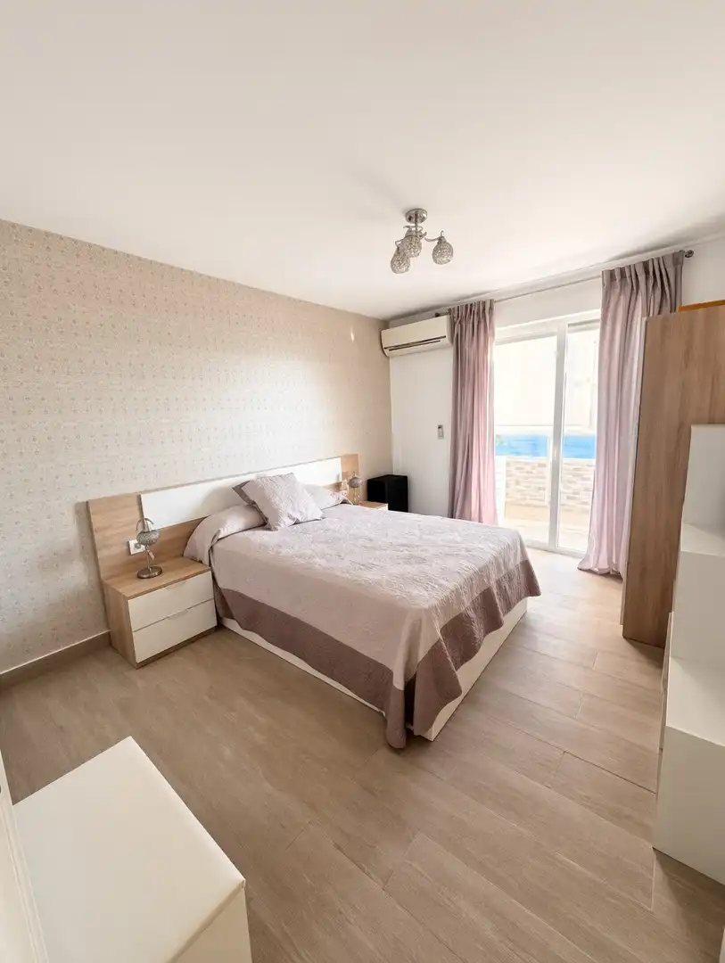 Dormitori de Apartament en venda en Sotogrande amb Aire condicionat, Terrassa i Moblat