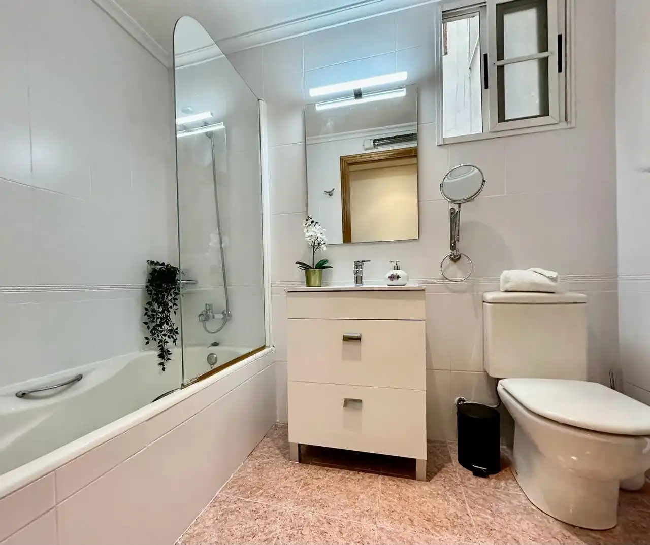Bathroom of Flat for rent in Castellón de la Plana / Castelló de la Plana  with Heating, Furnished and Oven