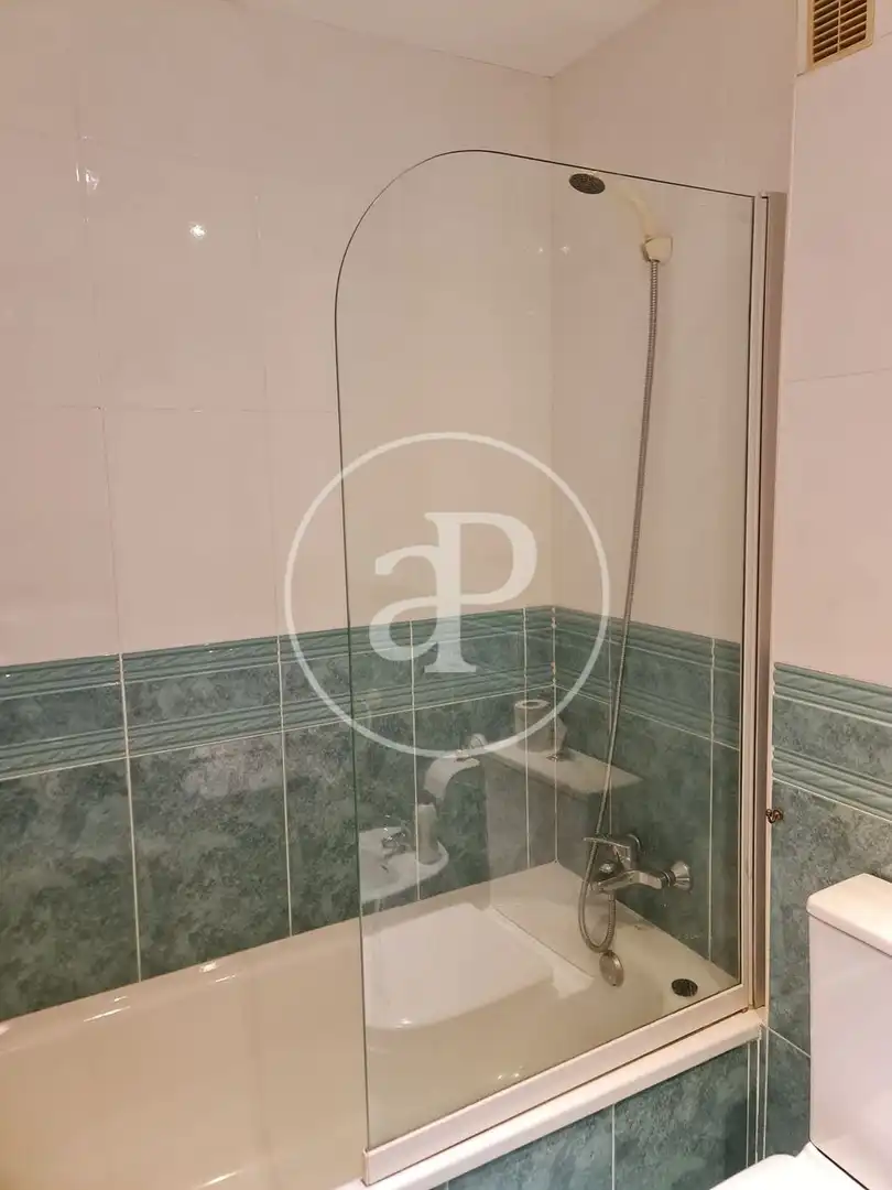 Badezimmer von Wohnung zur Miete in Valencia mit Klimaanlage, Heizung und Privatgarten