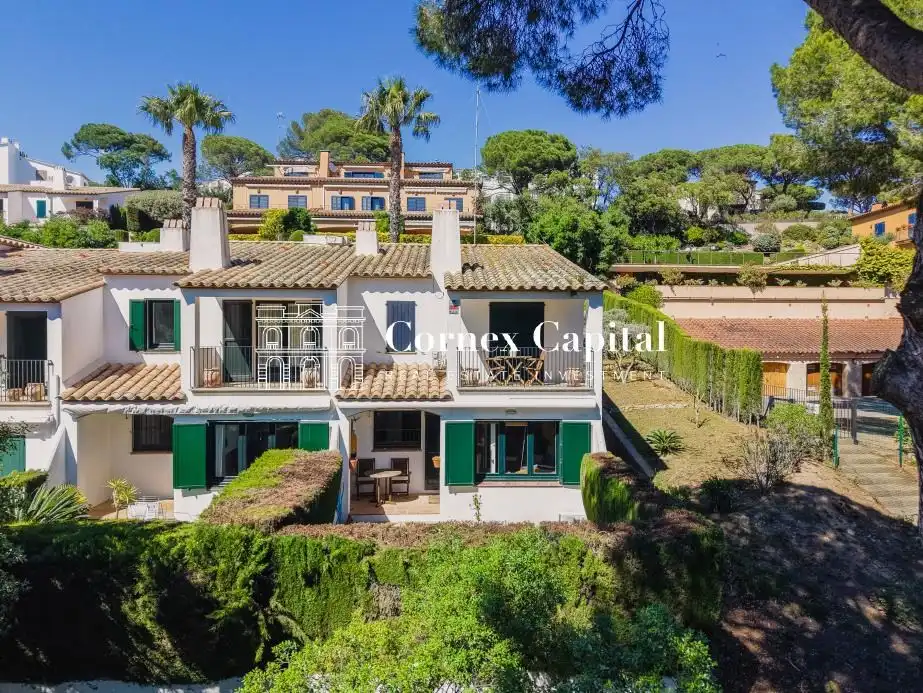 Vista exterior de Casa adosada en venda en Palafrugell amb Aire condicionat, Calefacció i Jardí privat
