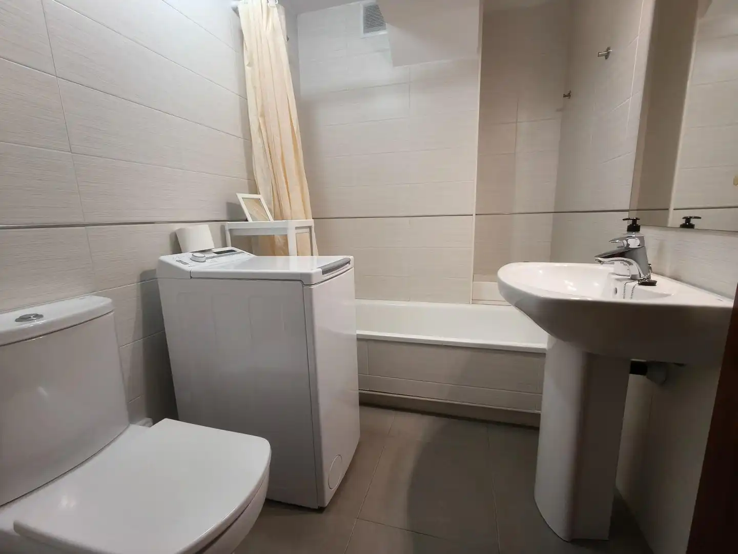 Badezimmer von Wohnung zur Miete in Torrelavega  mit Heizung, Möbliert und Balkon